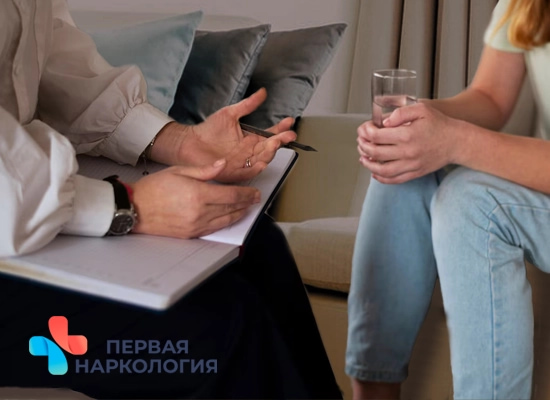 Врач сидит на диване перед пациенткой